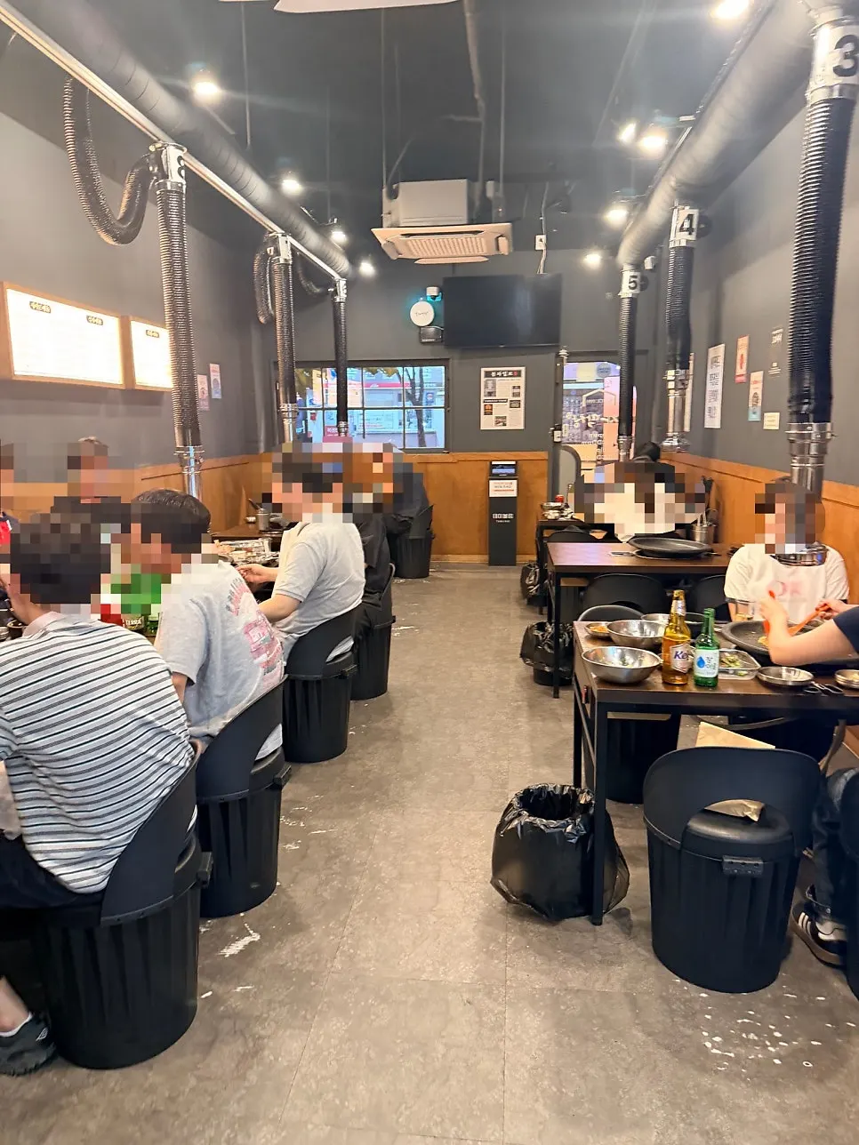 4인석 테이블이 놓인 봉자막창 매장 내부