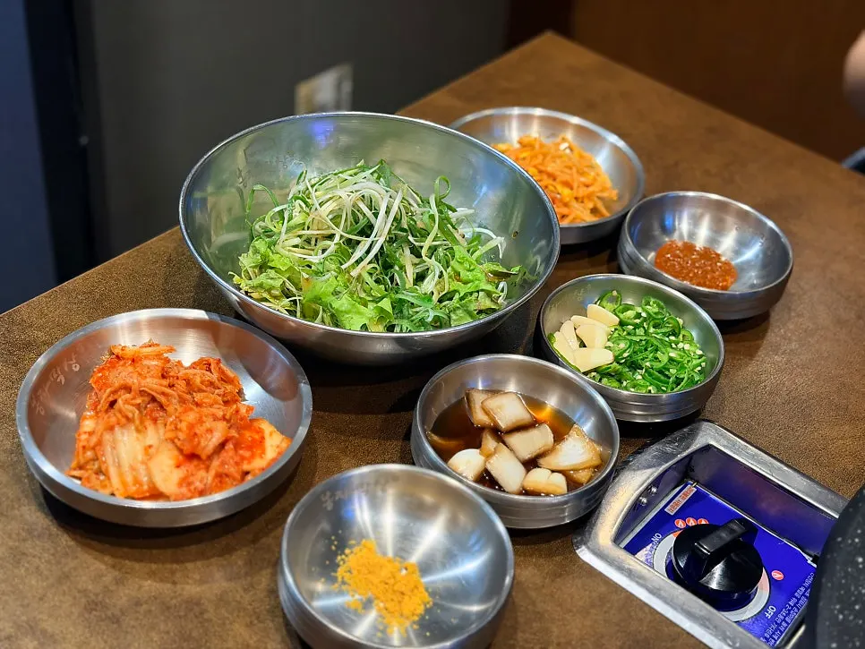 재래기와 김치 등 기본 반찬 한 상