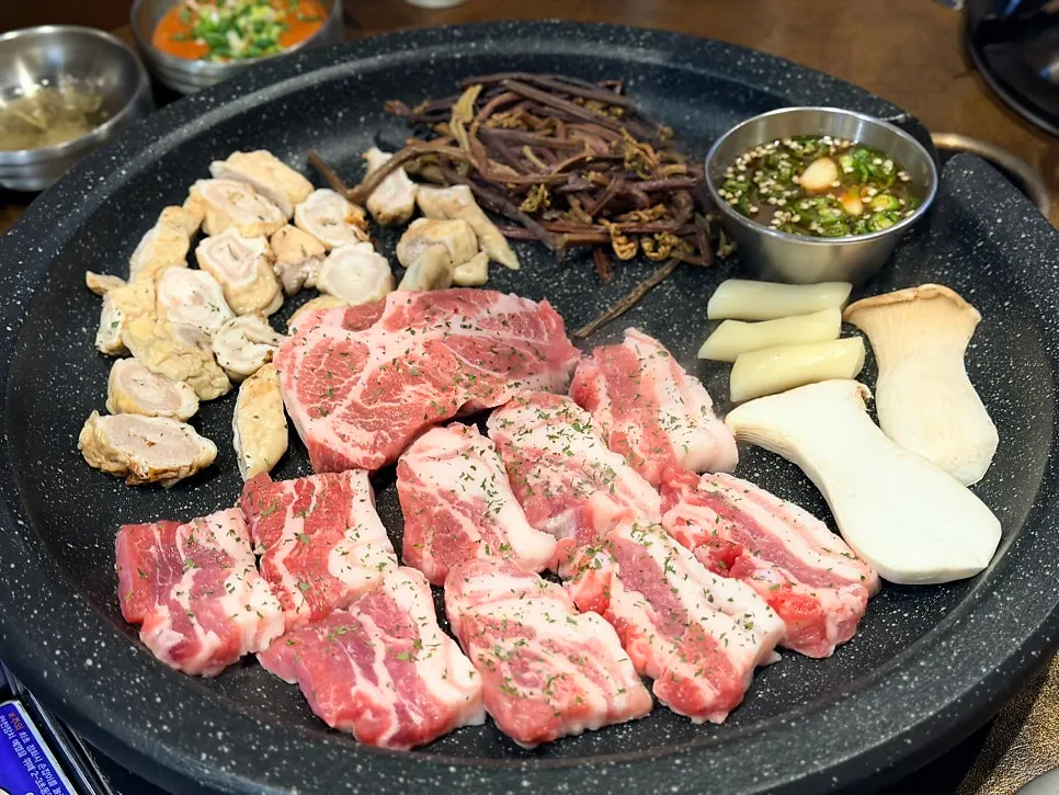 생삼겹과 생목살, 생막창이 담긴 고기 접시