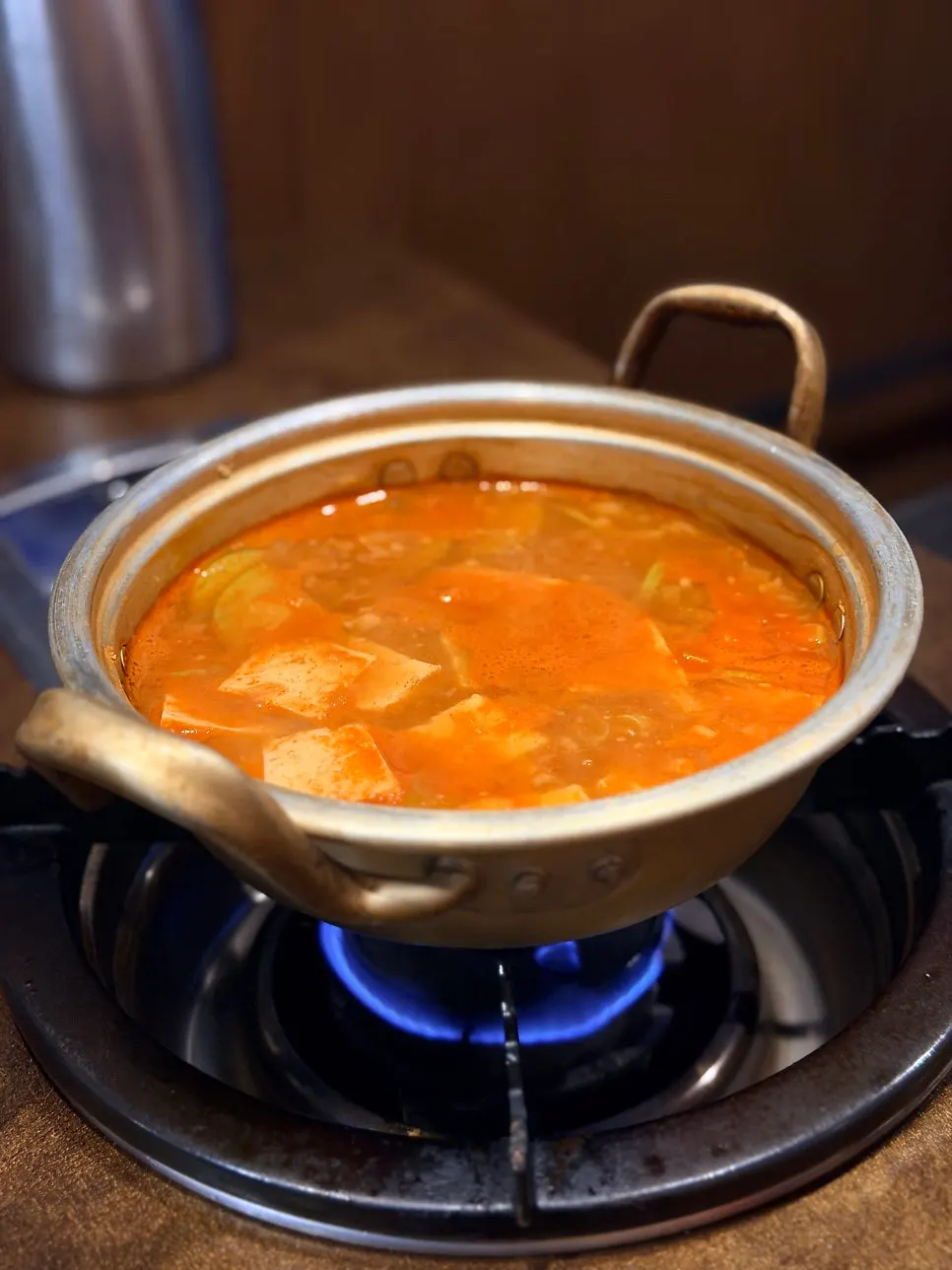 가스레인지에 올린 된장찌개