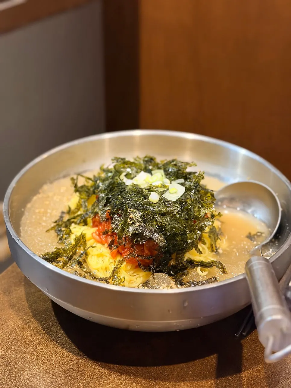 큰 그릇에 담긴 김치말이국수