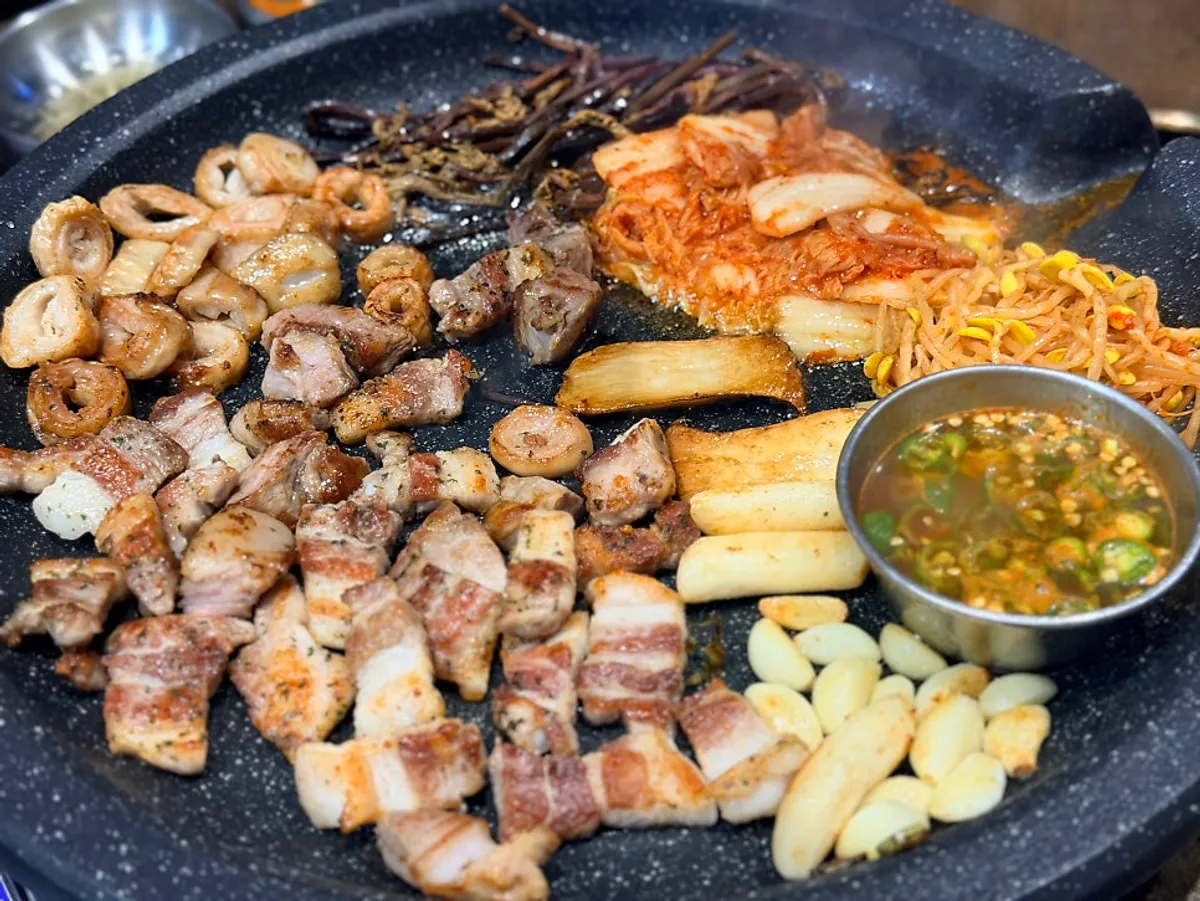 불판에 김치와 콩나물을 함께 올린 모습