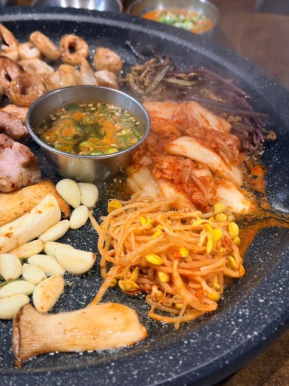 구운 김치와 콩나물, 고사리 곁들임