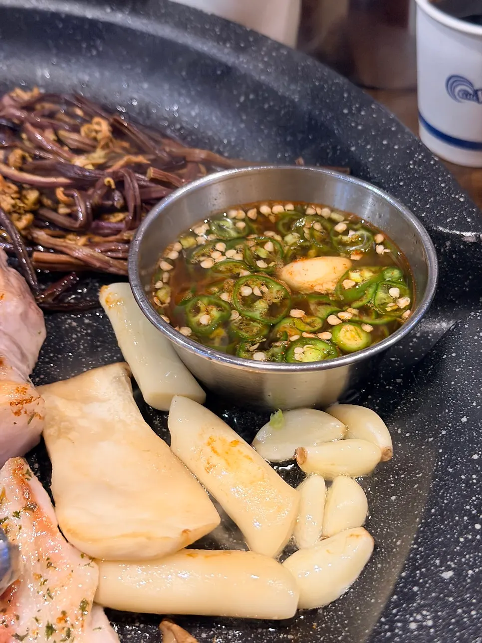 삼겹살을 깔젓에 찍는 모습