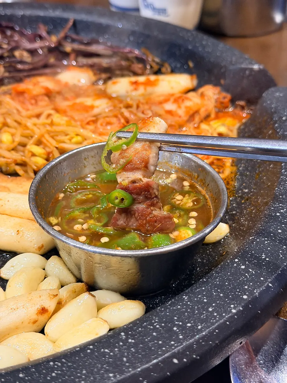 구운 삼겹살과 특제 깔젓 소스