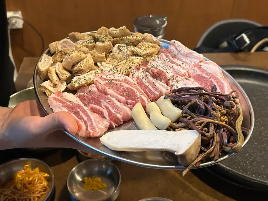 Bongja Makchang's basic table setting and side dishes