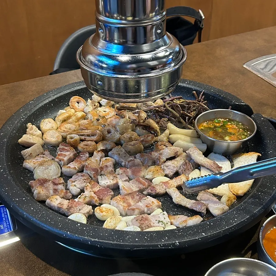 Makchang and pork belly grilling on the griddle