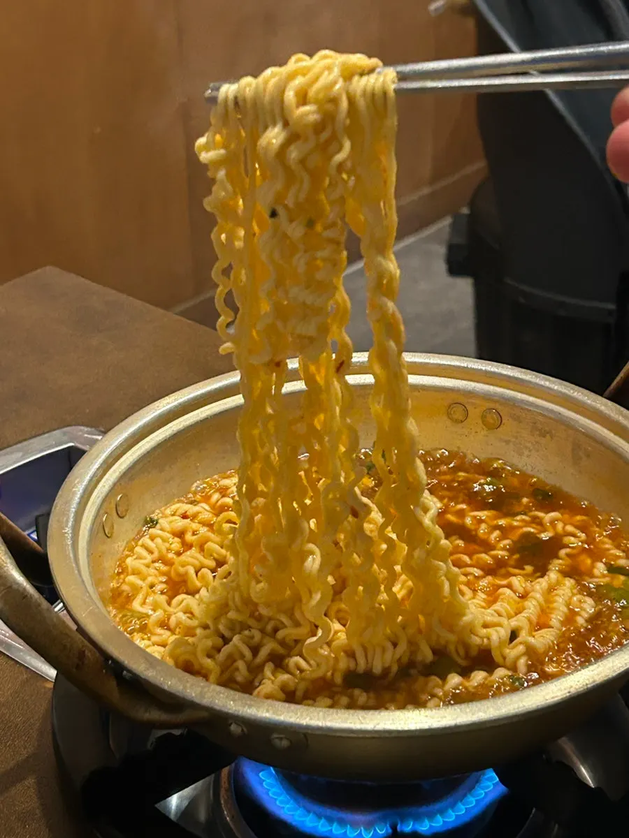 Table with the dedicated ramen-boiling burner