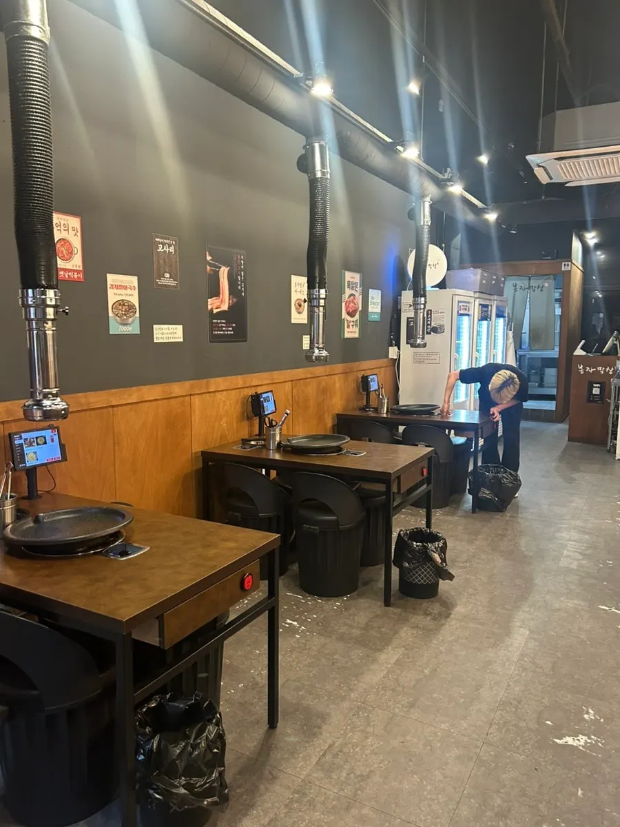Waiting area outside Bongja Makchang Daegu Jongno Branch