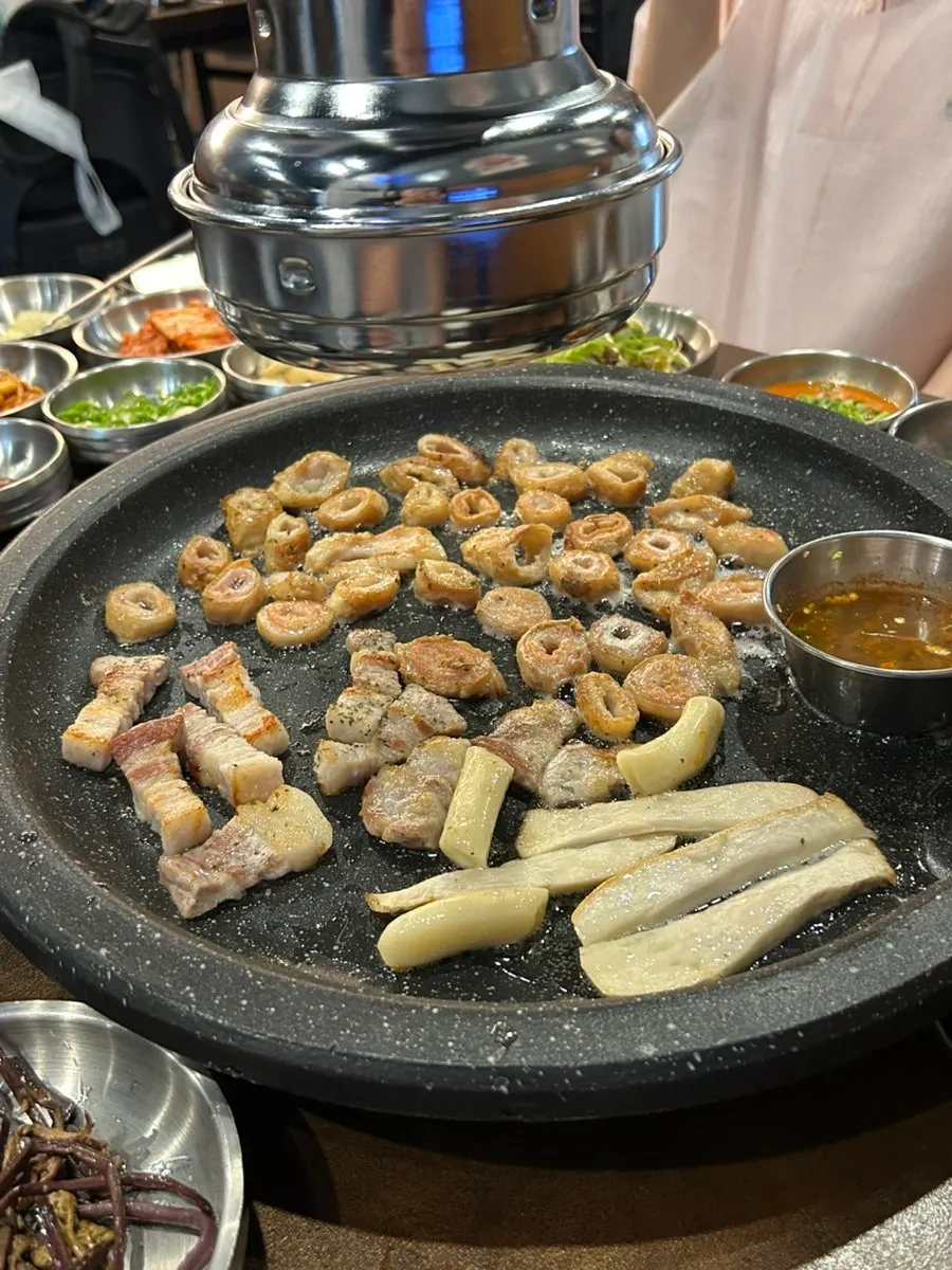 Makchang and pork belly grilled to a golden brown