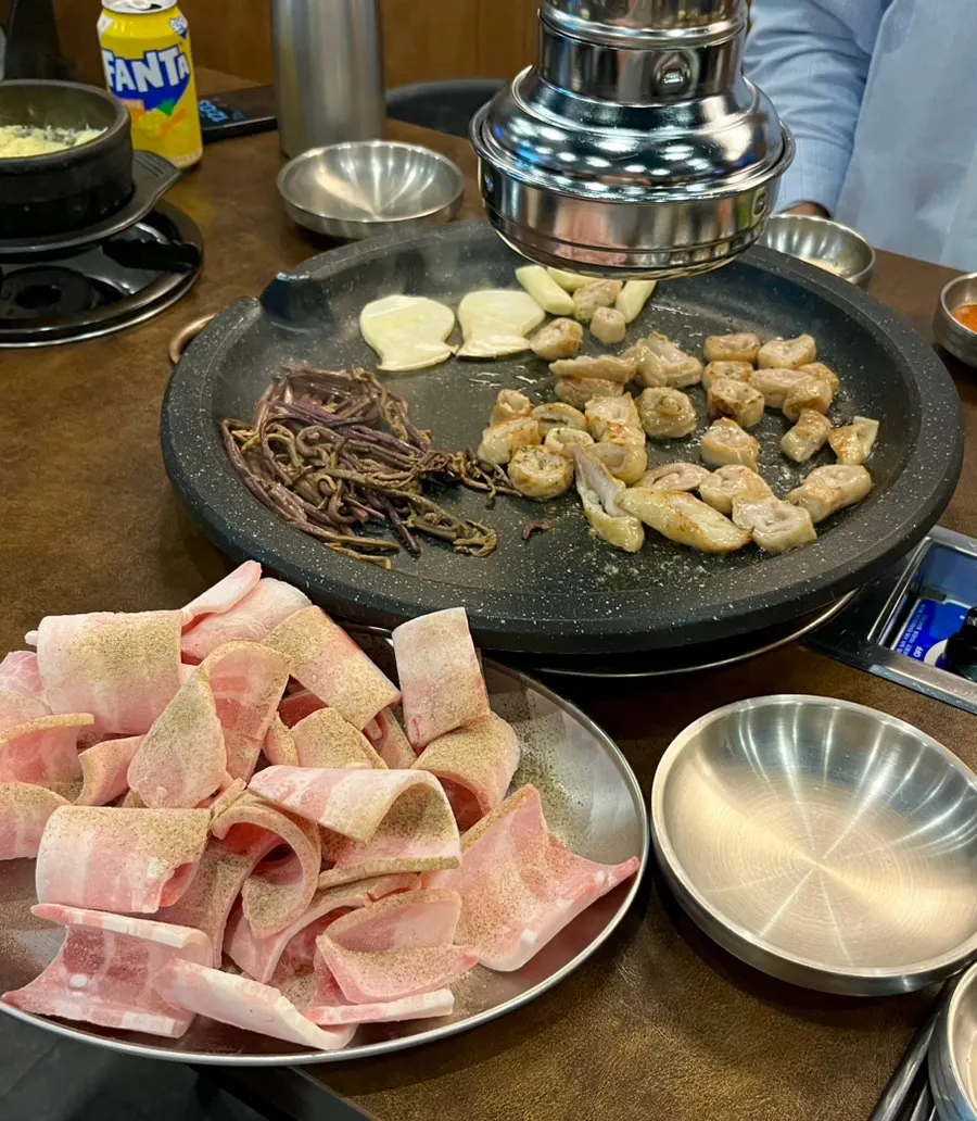 봉자 한판과 김치말이국수를 차린 테이블