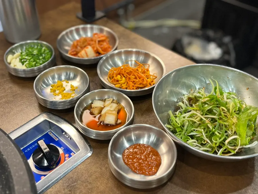 막장과 파절이 등 기본 반찬 한 상