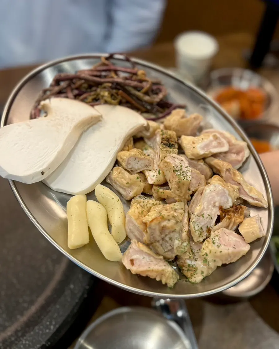 초벌해서 나온 생막창 한 접시