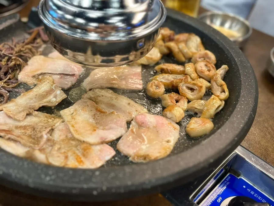 버섯과 고사리를 함께 올려 굽는 생막창