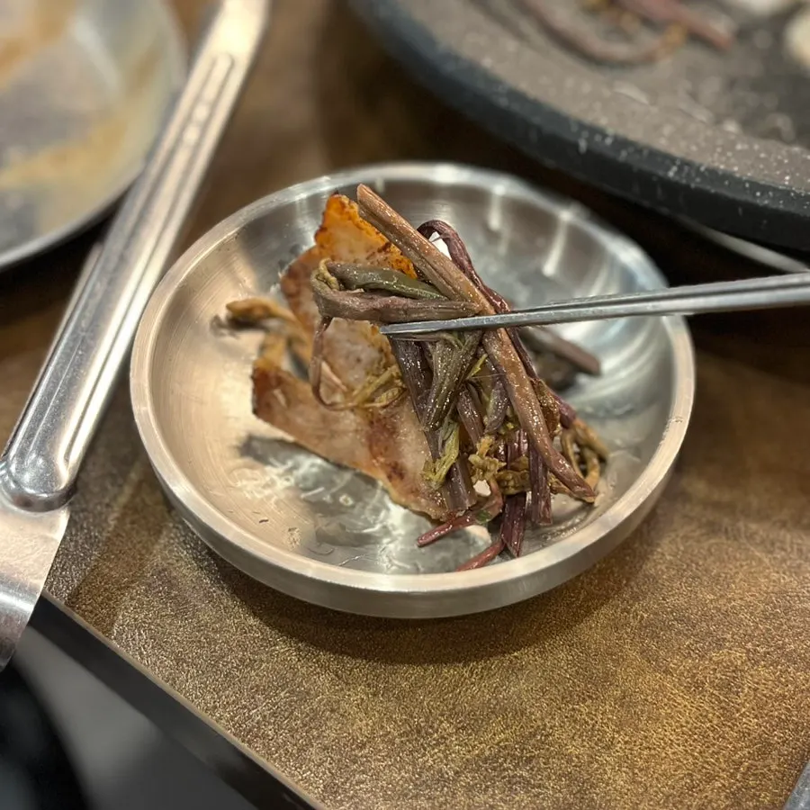 두께감 있는 냉삼 굽는 불판