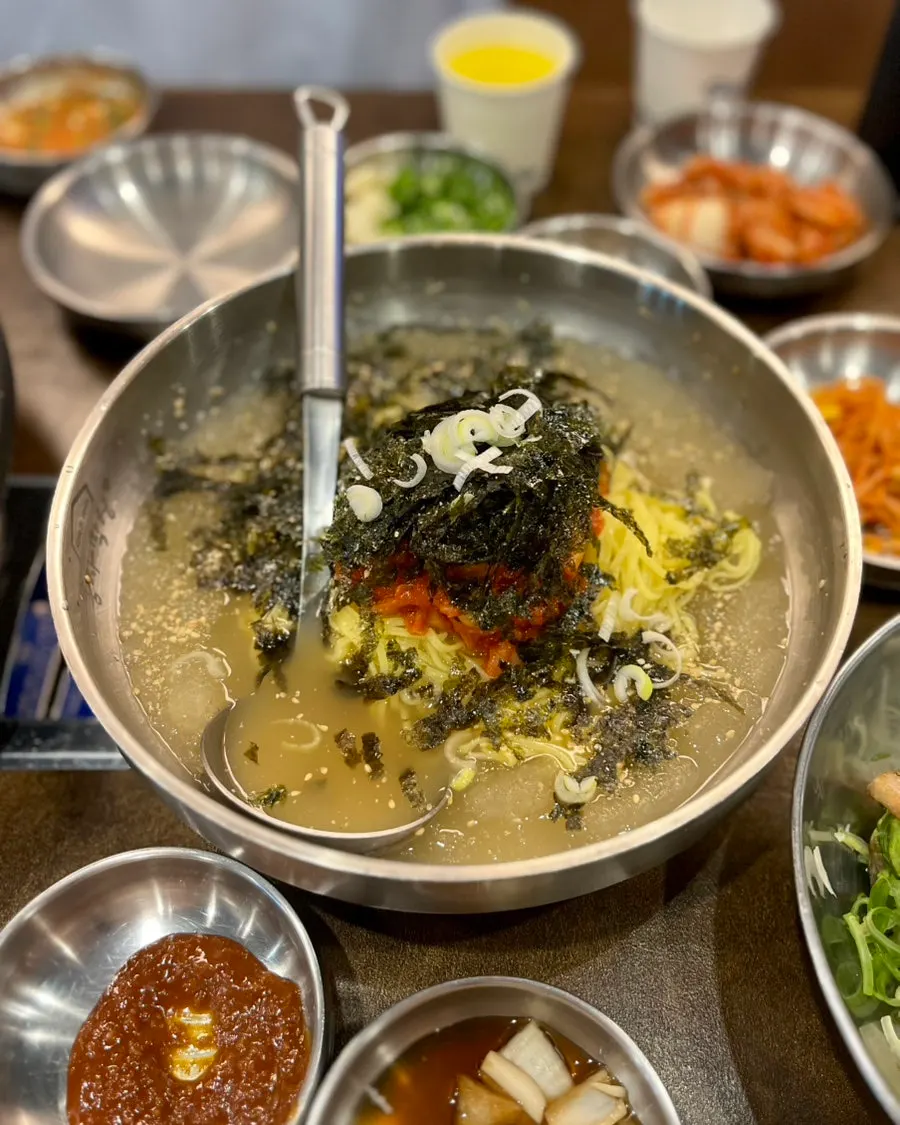 김치와 콩나물을 곁들인 냉삼 한 점