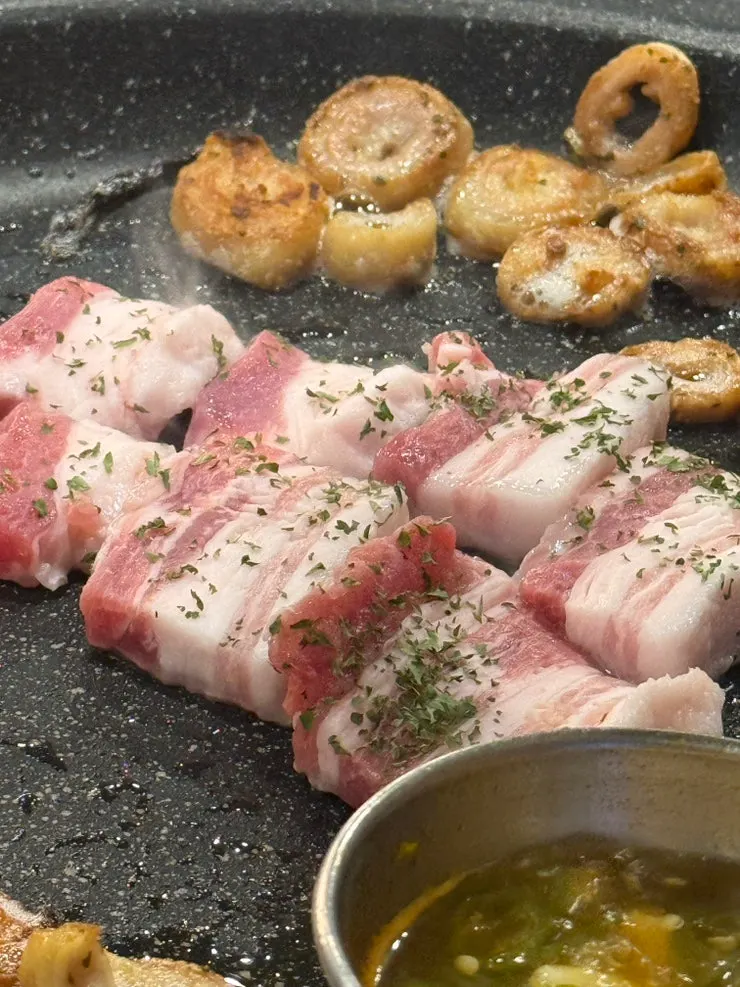 Grill plate with makchang and pork belly cooking together