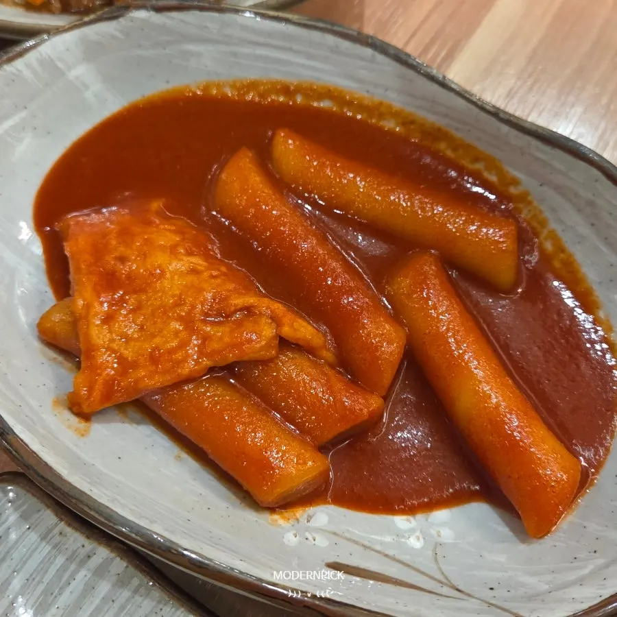 Plate of basic banchan at Chulgeungil Saenggogi