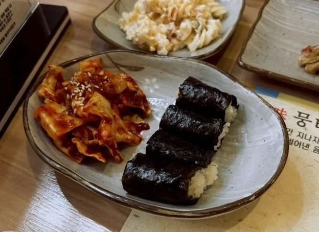 충무김밥과 두부김치 등 밑반찬