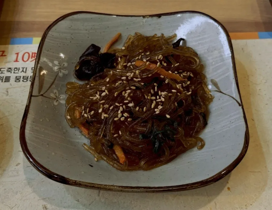 잡채와 장조림 등 기본 찬 접시