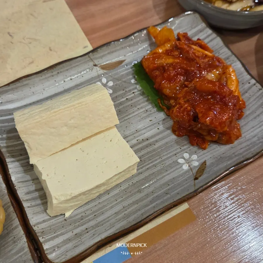 Banchan served alongside the mungtigi