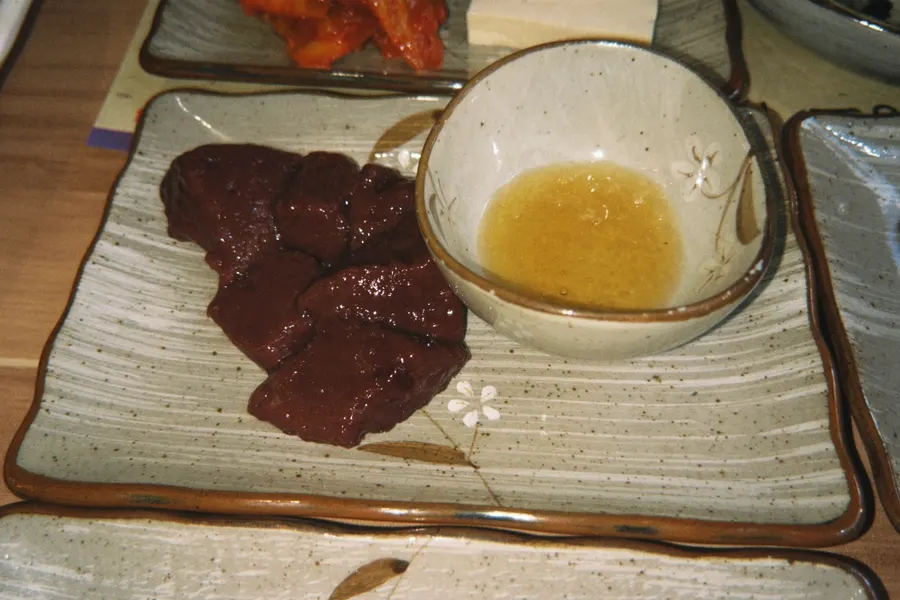 기본 찬으로 나온 싱싱한 소 간