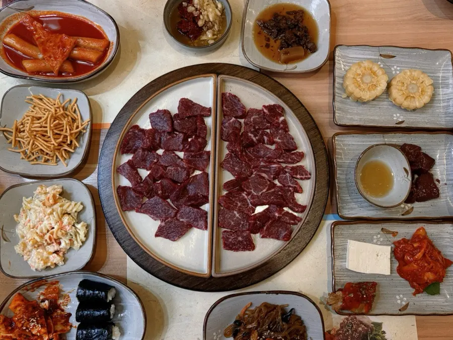 뭉티기 반반 중자 경상도식과 전라도식 한 접시