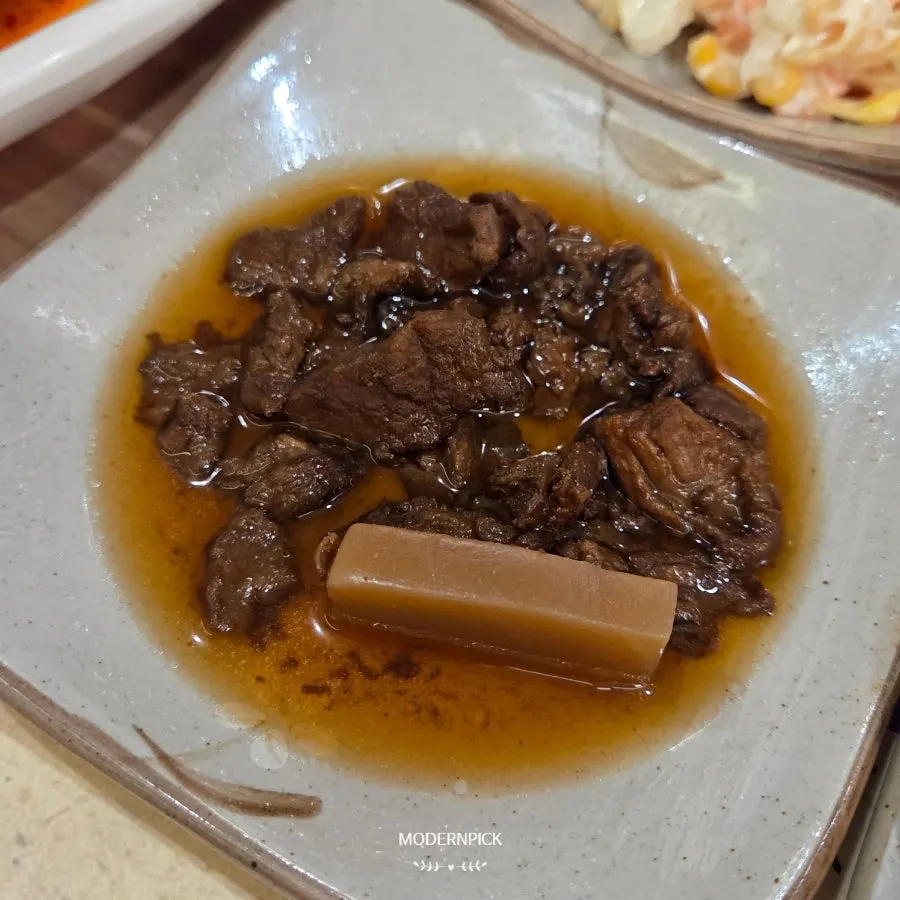 Plate of side dishes at Chulgeungil Saenggogi