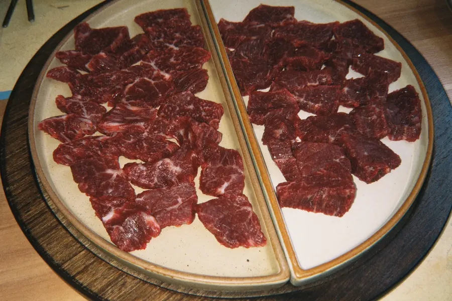 마늘맛 나는 뭉티기 장에 찍은 생고기