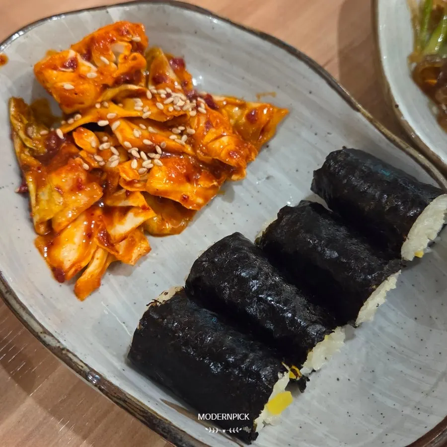 A full table of banchan at Chulgeungil Saenggogi