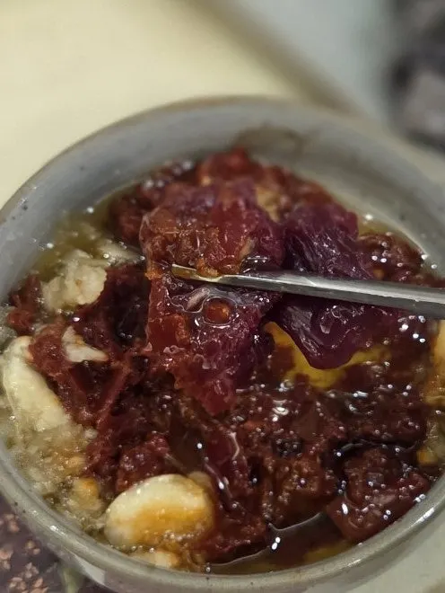 마늘 양념 뭉티기장에 찍은 뭉티기 한 점