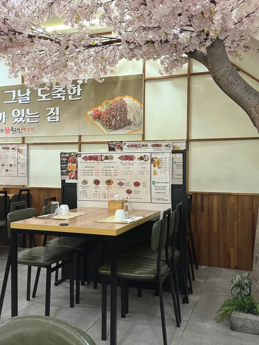 벚꽃 장식이 있는 출근길생고기 매장 내부