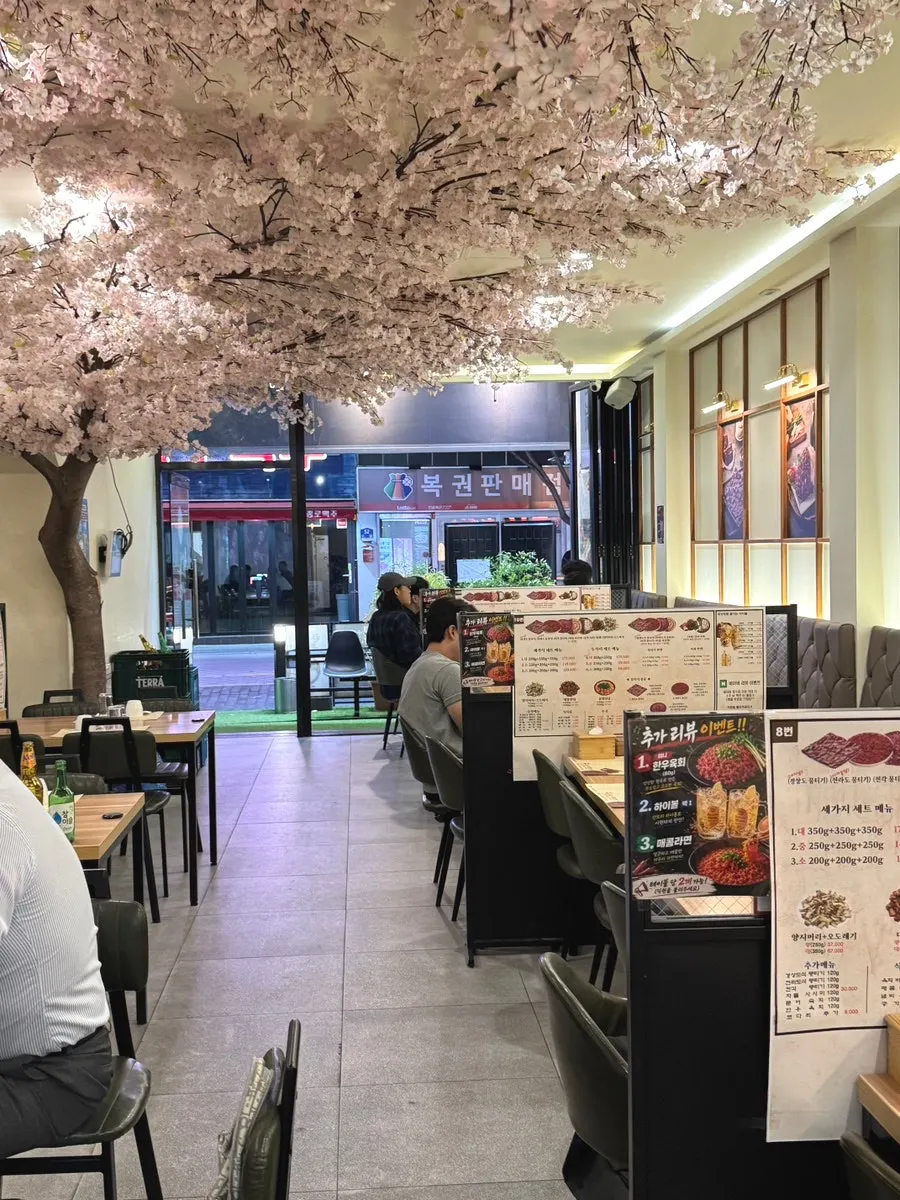 메뉴판이 칸막이처럼 세워진 4인석 테이블