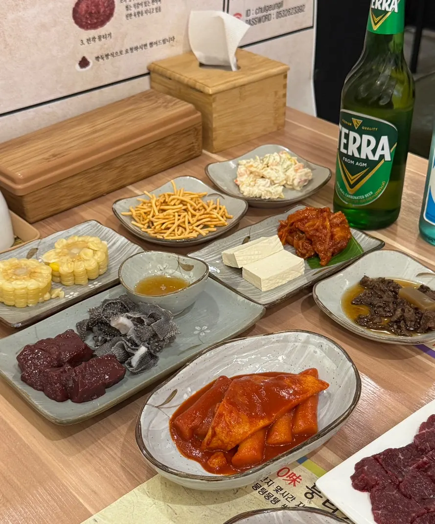 먼저 나온 밑반찬 접시