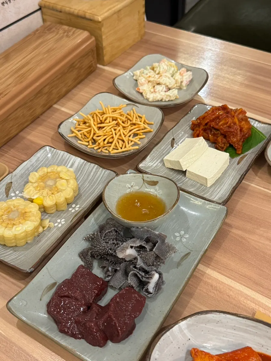 떡볶이와 두부김치 등 밑반찬