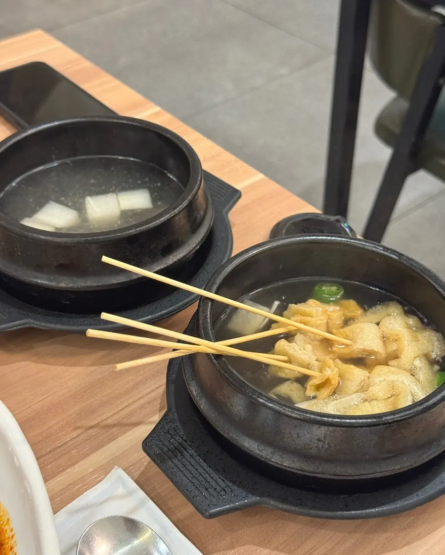 밑반찬으로 가득 찬 테이블