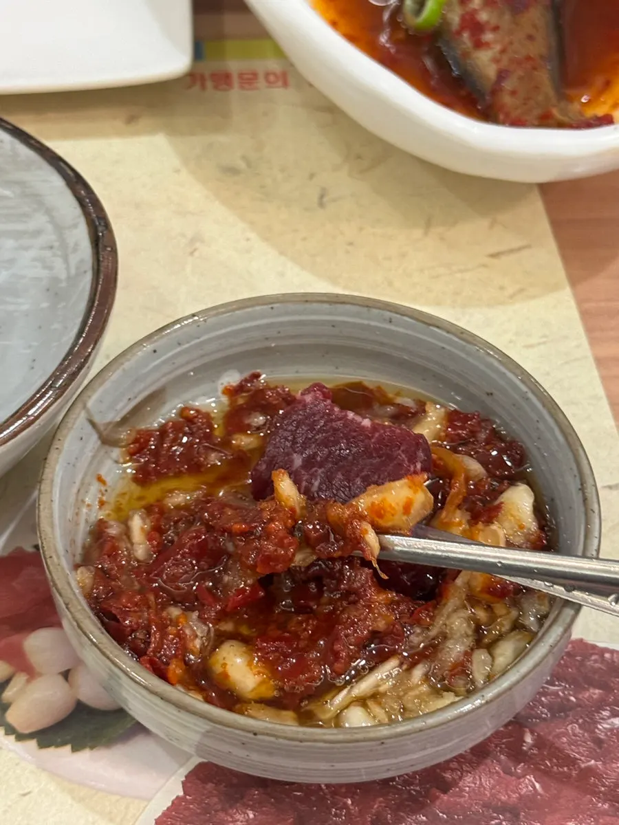 뭉티기장에 고기를 찍는 모습