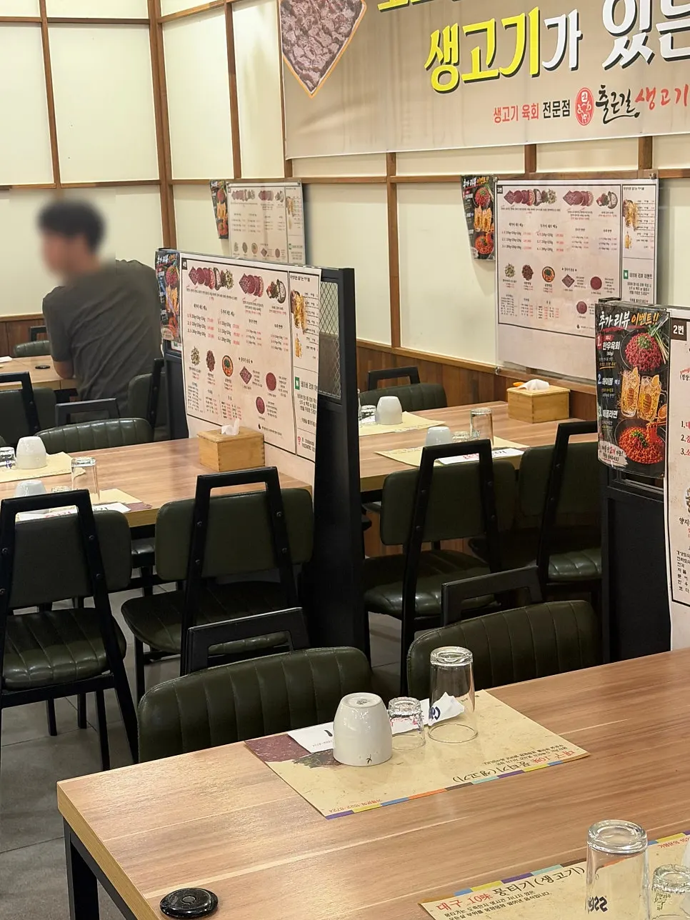 매장 입구 대기 의자와 골목 전경