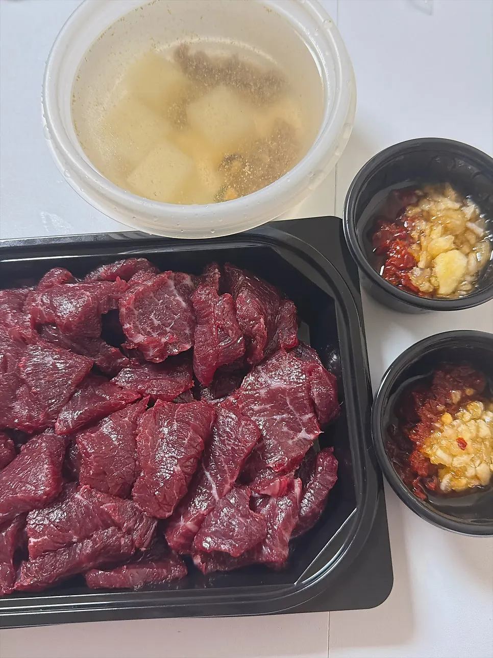 포장 용기에 담긴 뭉티기 반반 大 170g