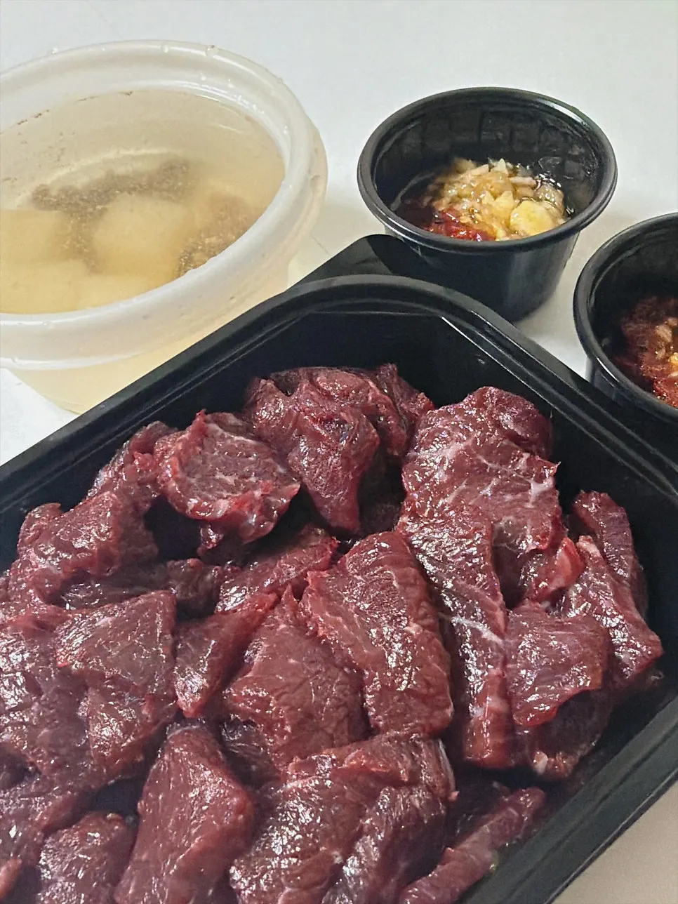 큼지막하게 썰린 뭉티기 생고기 클로즈업