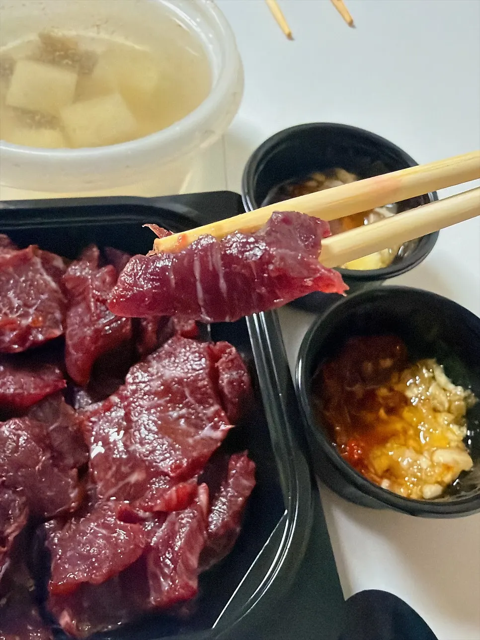 양념장에 찍은 뭉티기 한 점
