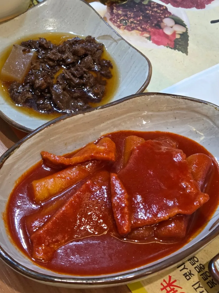 A plate of banchan at Chulgeungil Saenggogi Daegu Jongno Branch