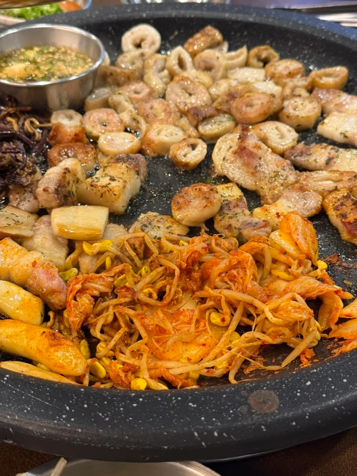 노릇하게 구운 삼겹살과 막창