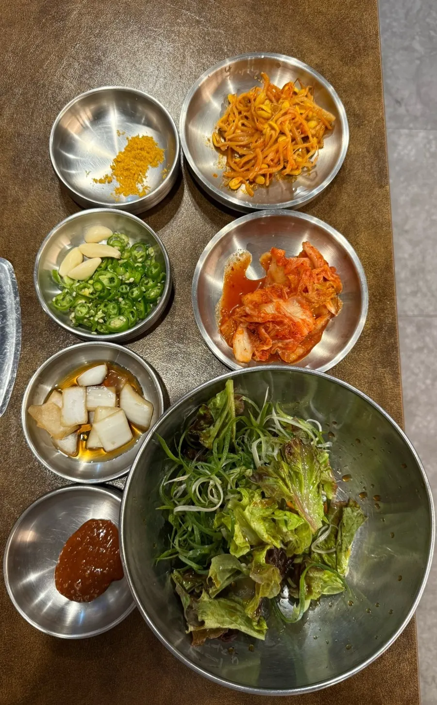 쌈장과 양파장아찌 등 기본찬 한 상