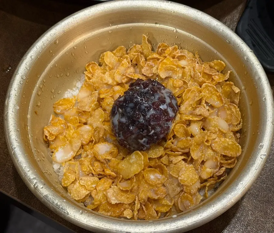 시리얼과 팥, 연유를 올린 후식 팥빙수