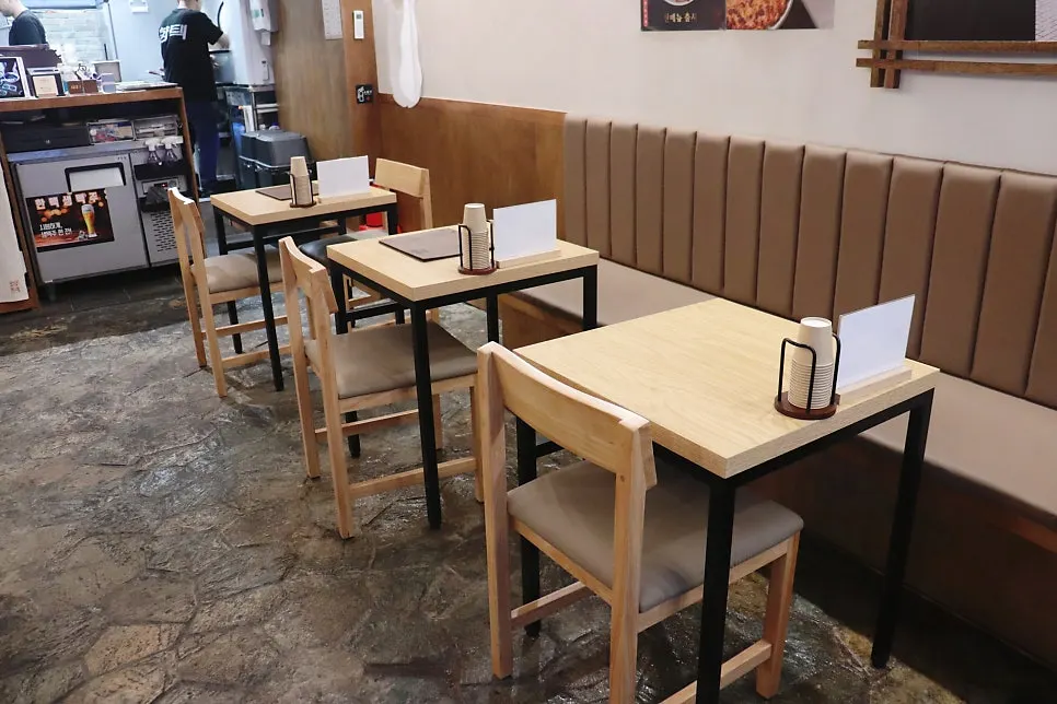 한옥 감성과 모던함이 어우러진 매장 분위기