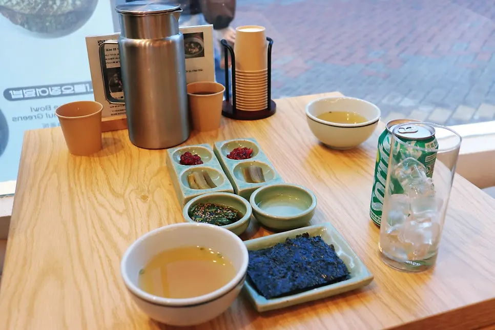 정갈하게 차려진 기본 반찬과 국