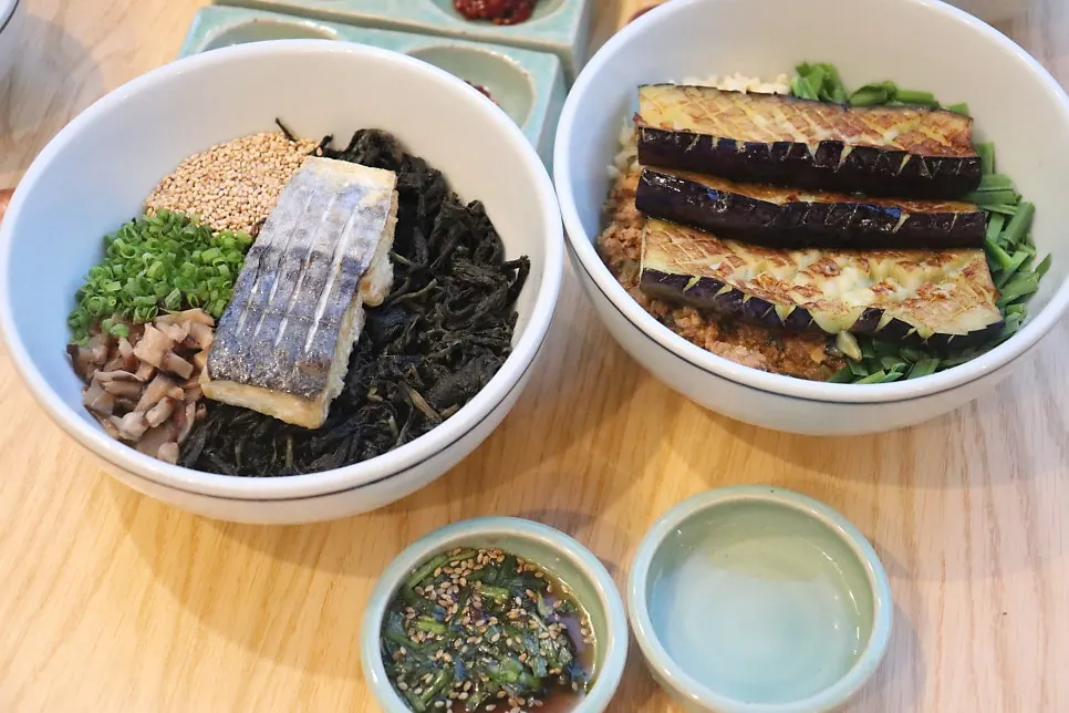정갈한 한식 덮밥 상차림