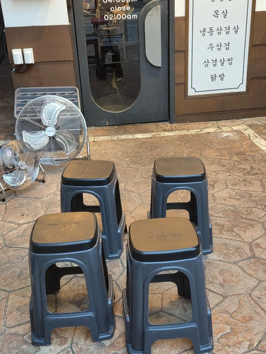 Waiting area in front of Bongja Makchang