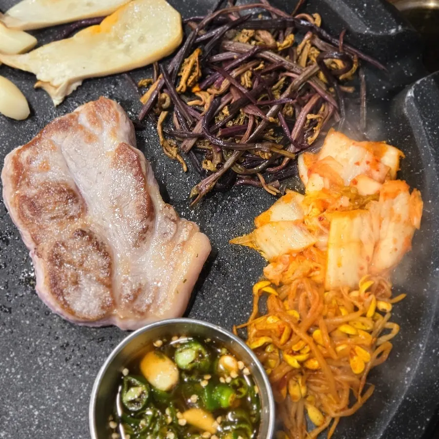 Kkaljeot dipping sauce served with the meat